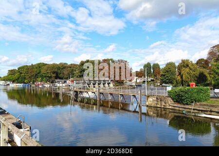 Le déversoir à l'écluse de Molesey sur la Tamise à Hampton court, Grande-Bretagne de Londres Banque D'Images