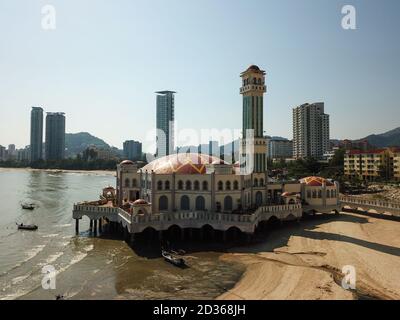 Georgetown, Penang/Malaisie - 03 2020 mars : mosquée flottante à Tanjung Bungah le matin. Banque D'Images