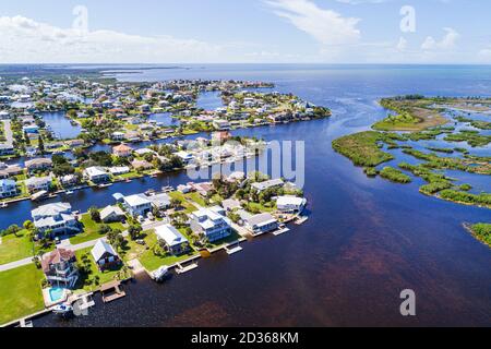 Floride, Hernando Beach, Golfe du Mexique, eau de la baie de Rice Creek, les îles de mangrove maisons en bord de mer canaux, vue aérienne d'oiseau au-dessus, visite Banque D'Images