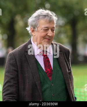 Londres, Royaume-Uni. 7 octobre 2020. Stephen Fry, acteur, comédien et écrivain dans Victoria Tower Gardens, Londres Royaume-Uni crédit: Ian Davidson/Alay Live News Banque D'Images