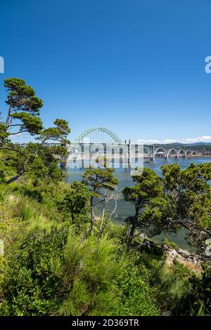 Yaquina Bay Bridge à Newport, Oregon, le long de l'US Highway 101 Banque D'Images