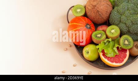 Légumes et fruits frais sur plateau métallique concept de saine alimentation Banque D'Images