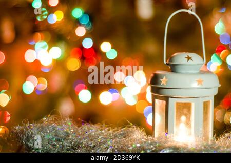 carte de noël avec lanterne lumineuse et guirlande lumineuse Banque D'Images