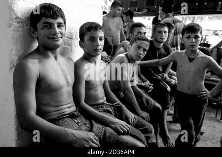 De jeunes lutteurs attendent de participer au Kirkpinar Turque Oil Wrestling Festival à Edirne en Turquie. Banque D'Images