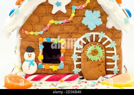 maison en pain d'épice avec bonhomme de neige à proximité Banque D'Images