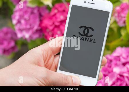 Guilherand-Granges, France - 07 octobre 2020. Personne portant un smartphone portant le logo Chanel. Chanel est une maison de mode française et une société de produits de luxe. Banque D'Images