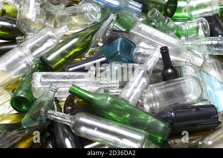 Vue de dessus de verre recyclage on white Banque D'Images