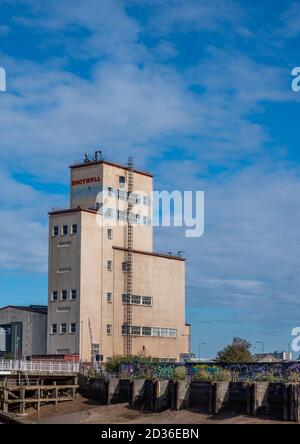 Angleterre, Humberside, Hull, 29/09/2020 - Shotwell Tower près du pont de la piscine sèche sur la rivière Hull. Banque D'Images