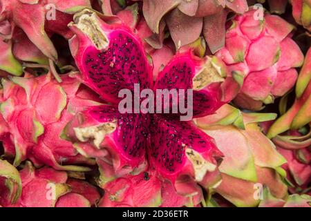 Gros plan des fruits du dragon en vente sur le marché de Dhaka, au Bangladesh Banque D'Images