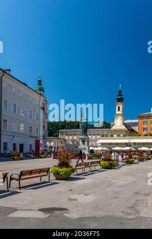 Mozartplatz, un site historique dans le centre de Salzbourg. C'est une place plus connue pour sa statue commémorative du compositeur Wolfgang Amadeus Mozart. Banque D'Images