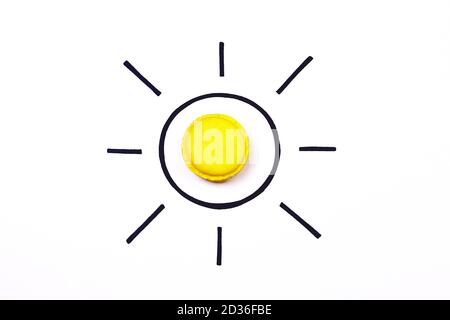 Sun. Sun illustration concept créatif. Doux soleil macaron. Soleil dessinant à la main avec macaron jaune sur fond blanc. Concept d'été. Banque D'Images