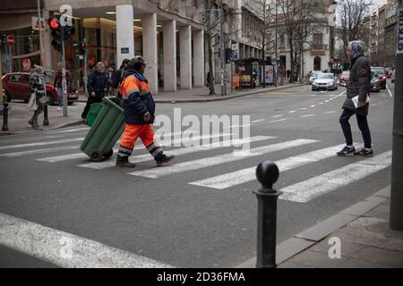 Serbie, 7 février 2020 : piétons traversant la rue dans le centre-ville de Belgrade Banque D'Images