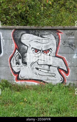 La satire politique « Yo Manu ». Peinture en aérosol graffiti caricature moquant le président français Emmanuel Macron. Daubed sur un mur à Montlhery, Essonne, France. Banque D'Images