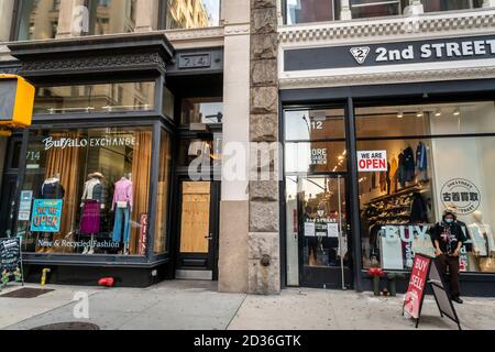 Magasins de vêtements de seconde main de la Buffalo Exchange et de la 2nd Street à Noho, à New York, le dimanche 4 octobre 2020. (© Richard B. Levine) Banque D'Images