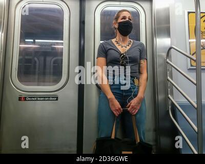 Des cavaliers masqués dans le métro à New York le mercredi 30 septembre 2020. (© Richard B. Levine) Banque D'Images