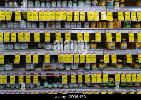 Une sélection de vitamines sur les étagères d'une pharmacie CVS Health à New York lors d'une vente de BOGO le lundi 28 septembre 2020. (© Richard B. Levine) Banque D'Images