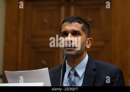 Washington, DC. 07e octobre 2020. Vijay A. d'Souza, directeur, technologies de l'information et cybersécurité, Bureau de la responsabilité gouvernementale, témoigne devant le Comité de surveillance et de réforme de la Chambre des communes le 07 octobre 2020 à Washington, DC. La Chambre a appelé le commissaire de l'IRS, Charles Rettig, à témoigner à la suite d'un rapport du New York Times sur les déclarations de revenus du président américain Donald Trump. Credit: Tasos Katopodis/Pool via CNP | usage dans le monde crédit: dpa/Alay Live News Banque D'Images