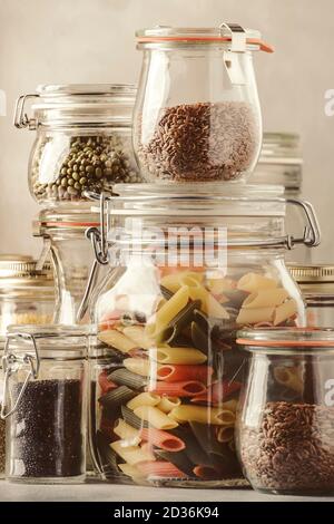 Stocks ou ensemble de céréales, pâtes, gruaux, légumineuses biologiques et graines utiles dans des pots en verre. Source végétalienne de protéines et de ressources énergétiques. Végétatif sain Banque D'Images