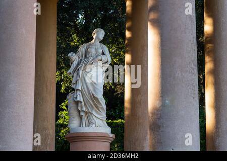 Barcelone/Espagne-10/5/2020:sculpture de Danae entre colonnes dans le parc Horta Labyrinth à Barcelone Banque D'Images