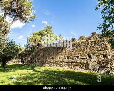 Mur en pierre dans le jardin des arbres d'Orange (giardino degli Aranci) sur la colline d'Aventin - Rome, Italie Banque D'Images