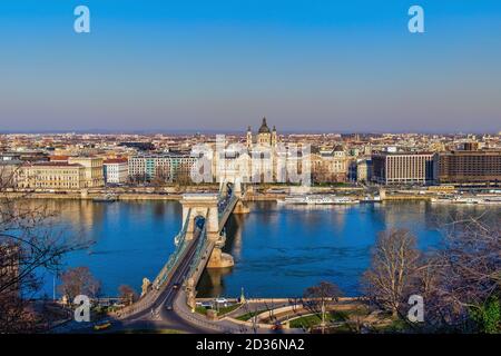 Budapest, Hongrie, mars 2020, vue sur le pont de la chaîne Széchenyi qui s'étend sur le Danube entre Buda et Pest Banque D'Images