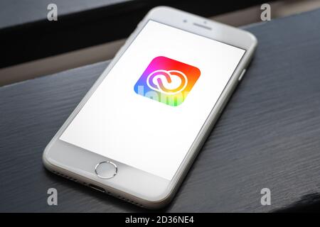 Guilherand-Granges, France - 07 octobre 2020. Smartphone avec logo Adobe Cloud. Ensemble d'applications et de services d'Adobe. Collection de logiciels f Banque D'Images