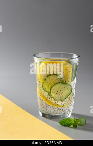 Chia perfusé de l'eau avec du concombre et du citron dans un verre Banque D'Images