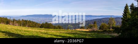 Panorama du bassin de Zywiec (vallée) dans les montagnes de Beskid, en Pologne, avec des forêts vertes, des prairies et le lac de Zywiec, vu de la colline. Banque D'Images