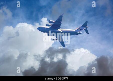 Un avion cargo C-17 Globemaster III vole à basse altitude après le décollage de l'aéroport international de Charlotte-Douglas. Le Jet fait partie du pont Airlift 145 Banque D'Images