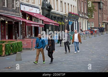 Édimbourg, Lothian, Écosse, Royaume-Uni. 7 octobre 2020. A partir du vendredi 9 octobre, de nouvelles mesures Covid-19 seront mises en place à court terme, du vendredi au dimanche 25 octobre, tous les bars et restaurants de la ceinture centrale fermera pendant 16 jours, ainsi qu'une restriction conseillée sur les voyages en sortie avec la région de Lothian. En photo : un Grassmarket très calme dans le centre-ville qui contient de nombreux pubs et restaurants populaires. Crédit : Arch White/Alamy Live News. Banque D'Images