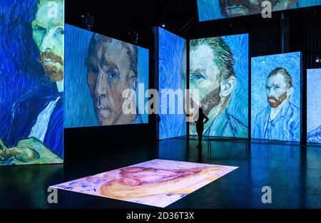 Birmingham, Angleterre, Royaume-Uni. 7 octobre 2020. Un visiteur à l'avant-première de Van Gogh Alive au théâtre de l'hippodrome de Birmingham, Angleterre, Royaume-Uni. L'hippodrome de Birmingham accueille la première britannique de Van Gogh Alive, une expérience d'arts et de divertissement multisensoriels. C'est la première fois que le théâtre est rouvert au public depuis le début de l'isolement cellulaire en mars. La scène et l'auditorium ont été convertis en un immense espace de galerie pour abriter l'exposition. Banque D'Images