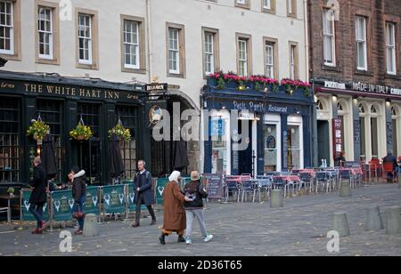 Édimbourg, Lothian, Écosse, Royaume-Uni. 7 octobre 2020. A partir du vendredi 9 octobre, de nouvelles mesures Covid-19 seront mises en place à court terme, du vendredi au dimanche 25 octobre, tous les bars et restaurants de la ceinture centrale fermera pendant 16 jours, ainsi qu'une restriction conseillée sur les voyages en sortie avec la région de Lothian. En photo : un Grassmarket très calme dans le centre-ville qui contient de nombreux pubs et restaurants populaires. Crédit : Arch White/Alamy Live News. Banque D'Images