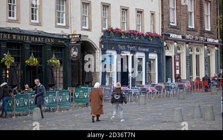 Édimbourg, Lothian, Écosse, Royaume-Uni. 7 octobre 2020. A partir du vendredi 9 octobre, de nouvelles mesures Covid-19 seront mises en place à court terme, du vendredi au dimanche 25 octobre, tous les bars et restaurants de la ceinture centrale fermera pendant 16 jours, ainsi qu'une restriction conseillée sur les voyages en sortie avec la région de Lothian. En photo : un Grassmarket très calme dans le centre-ville qui contient de nombreux pubs et restaurants populaires. Crédit : Arch White/Alamy Live News. Banque D'Images