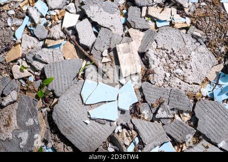 Débris, panneaux de béton brisés, carreaux sur une journée ensoleillée, vue du dessus. Banque D'Images