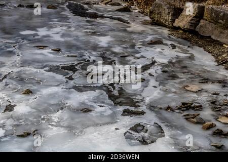 La glace couvrait Sheridan Creek dans le marais de Rattray Banque D'Images