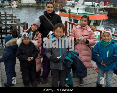 Enfants inuits sur une promenade, Nuuk, Sermersoq, Groenland Banque D'Images