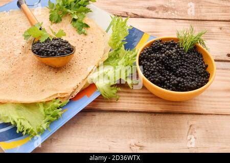 Crêpes avec caviar noir et herbes fraîches Banque D'Images