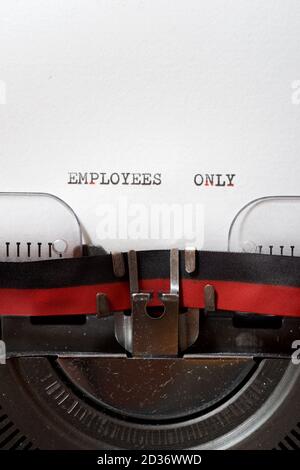 Les employeurs ne font qu'une phrase écrite avec une machine à écrire. Banque D'Images