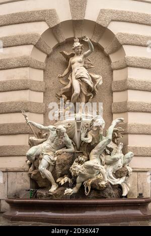 Brunnen Skulptur Macht zur See, Michaelertrakt der Hofburg à Wien, Österreich, Europa | sculpture en fontaine, Macht zur See - puissance en mer, St. Banque D'Images