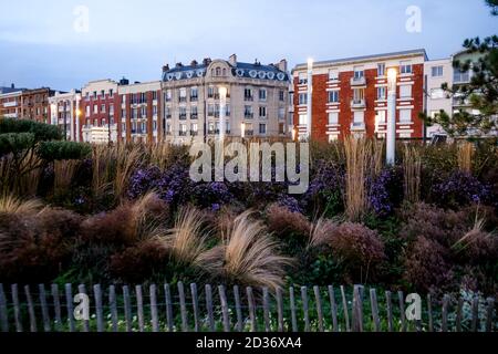 Bâtiments en front de mer au crépuscule, le Havre, Seine-Maritime, région Normandie, France Banque D'Images