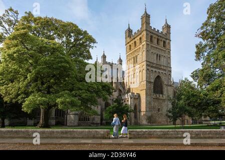 Cathédrale d'Exeter, vue en été des gens dans la cathédrale Fermer en regardant le côté nord de la cathédrale Saint-Pierre à Exeter, Devon, Angleterre Banque D'Images