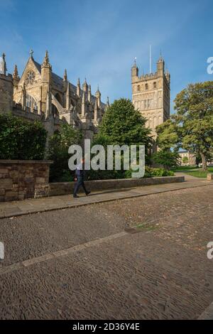 Cathédrale d'Exeter, vue en été de la cathédrale Fermer en regardant le côté nord de la cathédrale Saint-Pierre à Exeter, Devon, Angleterre Banque D'Images