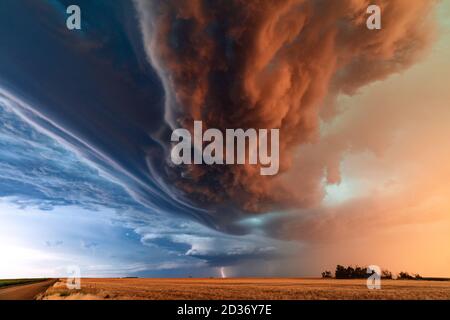 Des nuages spectaculaires et un orage supercellulaire sont balayés par une tempête linéaire au coucher du soleil lors d'une épidémie de temps grave près de St. Francis, Kansas Banque D'Images