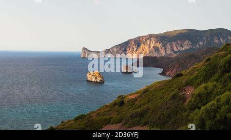 Pan di Zucchero island de Masua Beach sur la côte ouest de la Sardaigne, Italie Banque D'Images