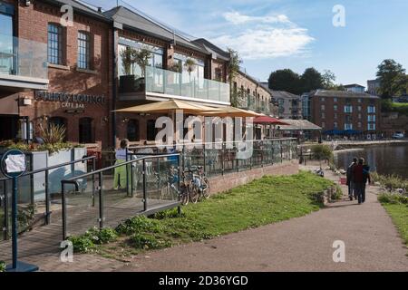 Exeter Quay, vue sur les bars et les restaurants bordant le front de mer dans le quartier historique de Quay à Exeter, Devon, sud-ouest de l'Angleterre, Royaume-Uni Banque D'Images
