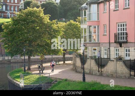 Exeter cyclisme Devon, vue en été d'un homme faisant du vélo le long de la zone de bord de mer de Quay à Exeter, Devon, sud-ouest de l'Angleterre, Royaume-Uni Banque D'Images