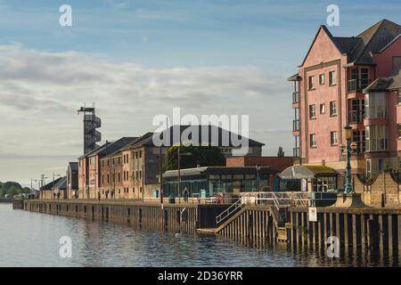 Historique d'Exeter, vue sur les entrepôts industriels restaurés et modernisés bordant le front de mer dans le quartier Quay d'Exeter, Devon, sud-ouest de l'Angleterre, Royaume-Uni Banque D'Images