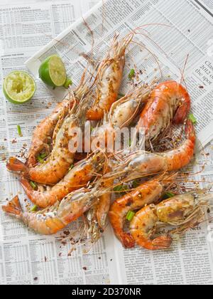 Crevettes cuites sur papier journal pour faire bouillir les fruits de mer. Banque D'Images