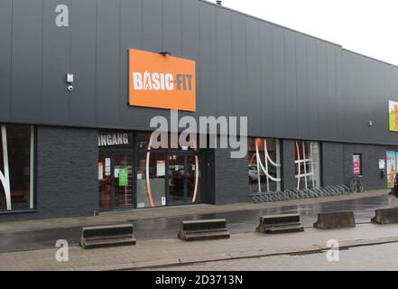 AALST, BELGIQUE, 6 OCTOBRE 2020 : vue extérieure d'un centre de remise en forme « Basic Fit » en Flandre. Basic Fit est une chaîne de plus de 800 centres de fitness en Europe. Banque D'Images