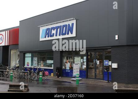 AALST, BELGIQUE, 6 octobre 2020 : vue extérieure d'un magasin d'action en Flandre. Action est le plus grand détaillant non alimentaire en Europe, avec plus de 1,100 000 Banque D'Images